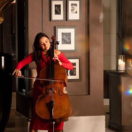 Fairmont Riyadh Riade Exterior foto Cellist and singer