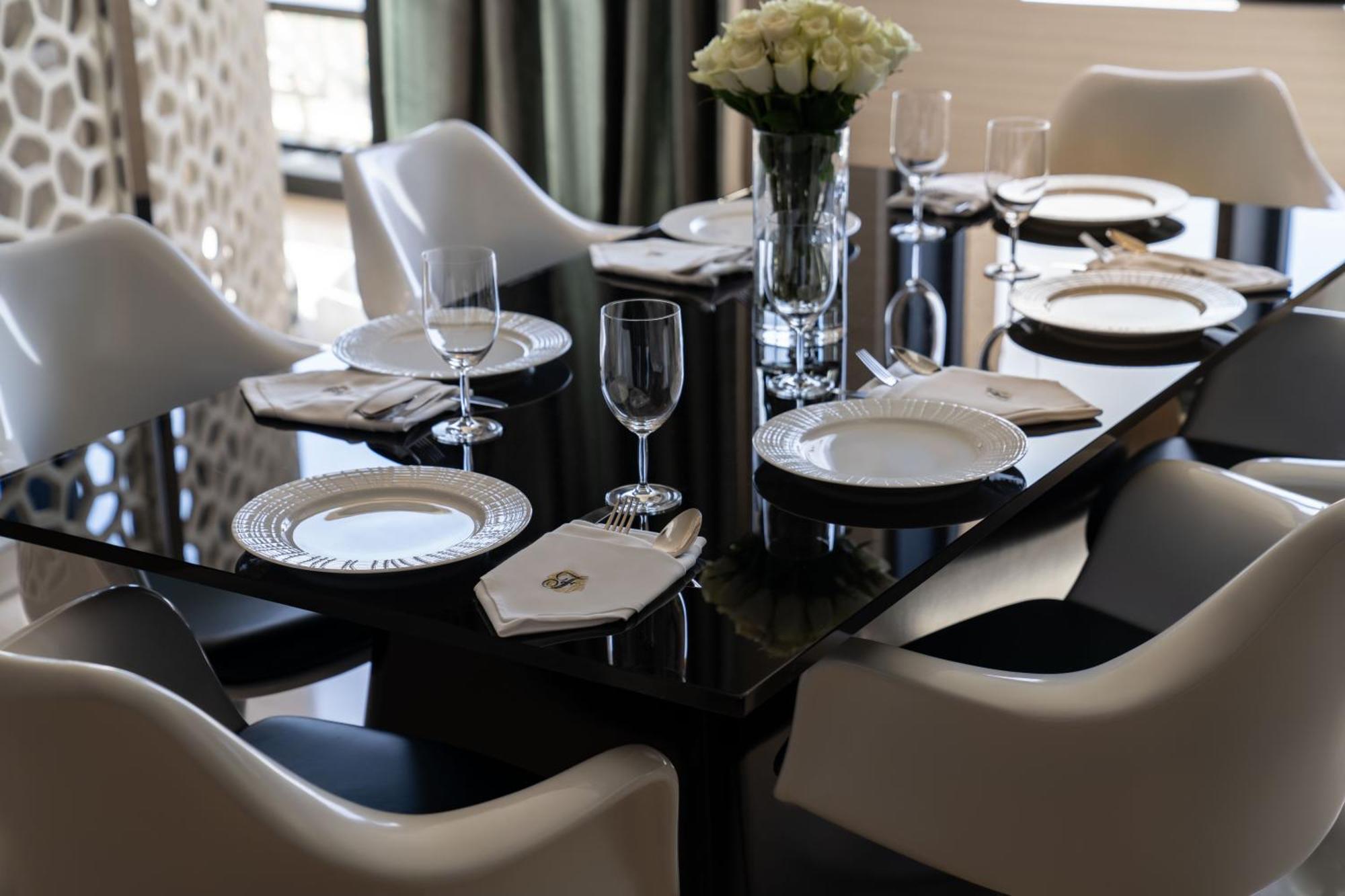 Fairmont Riyadh Riade Exterior foto A table set for a formal dinner
