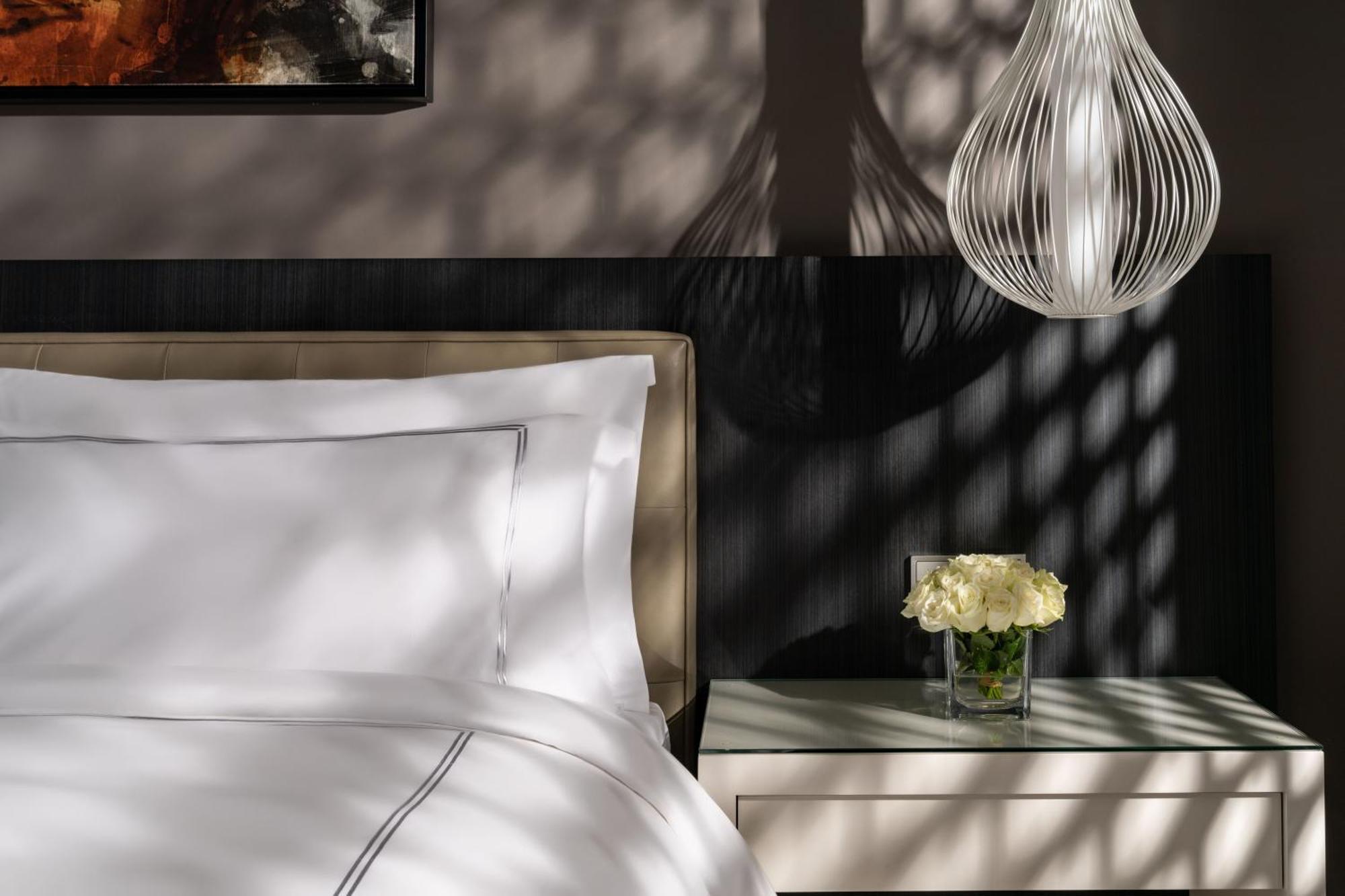 Fairmont Riyadh Riade Exterior foto A guest room at The St. Regis Dubai