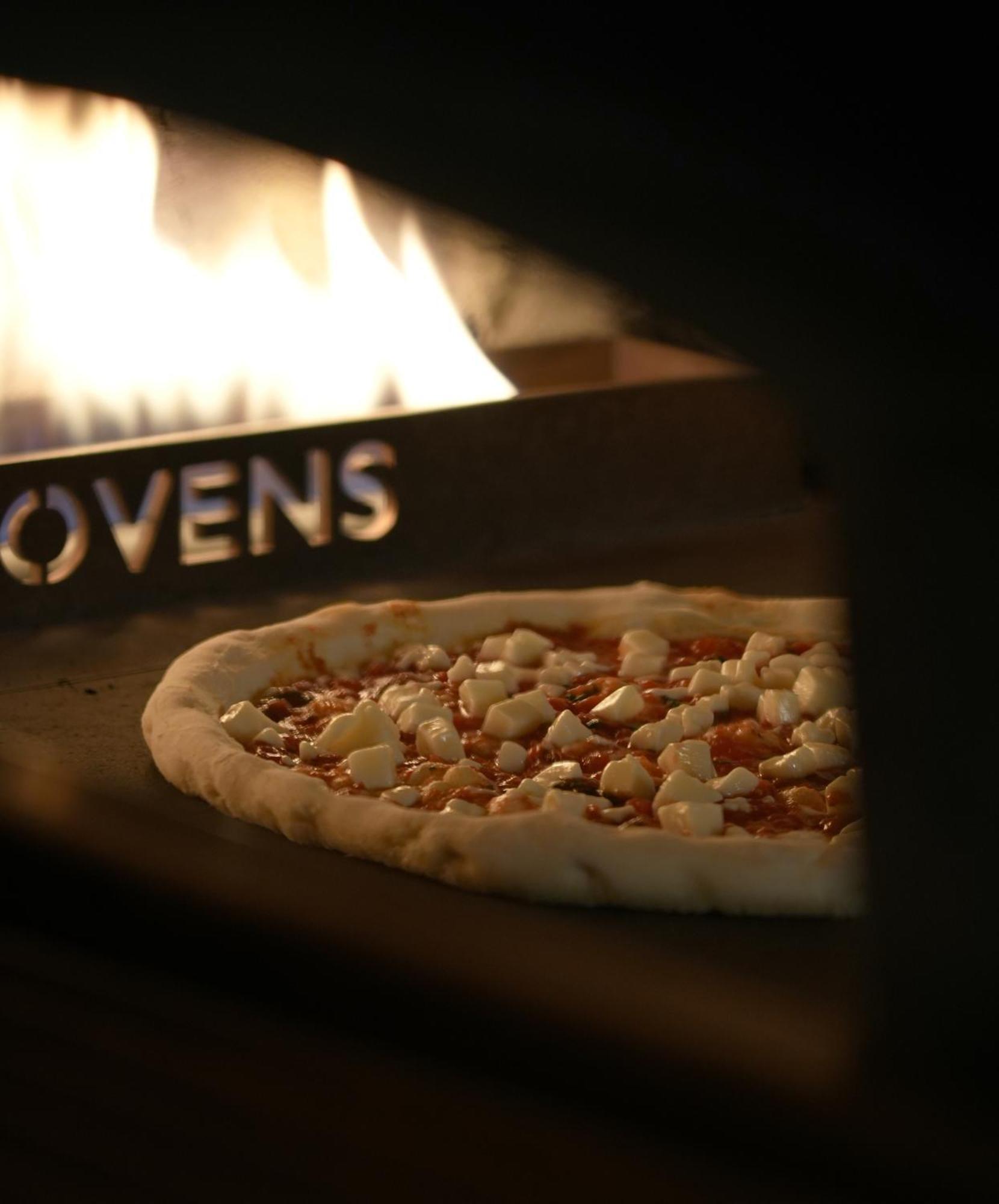 Fairmont Riyadh Riade Exterior foto A pizza in a wood-fired oven