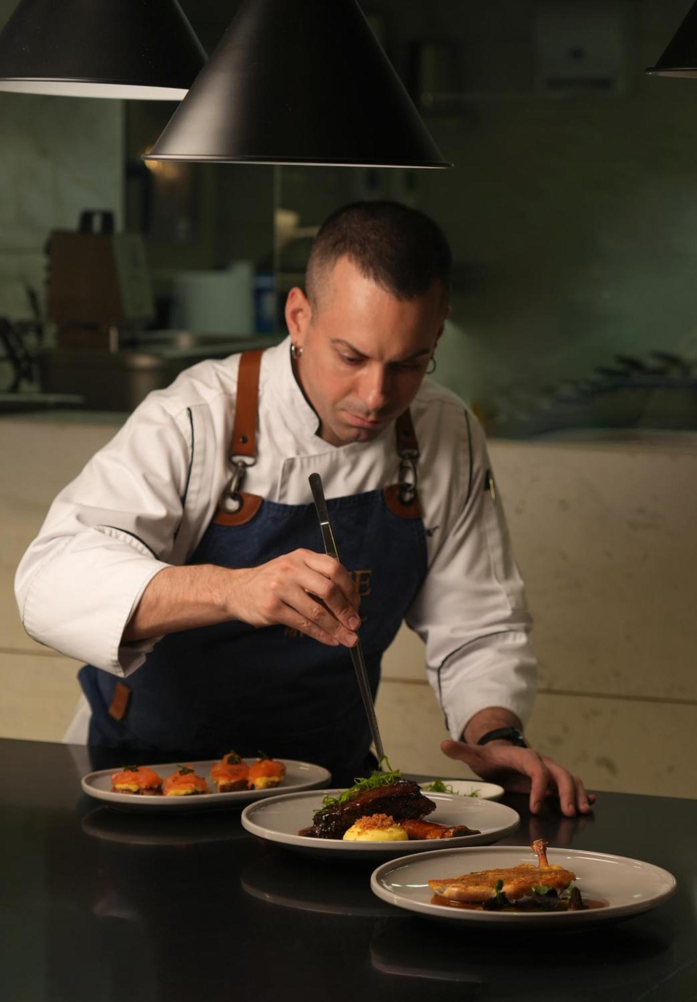 Fairmont Riyadh Riade Exterior foto Chef preparing a dish