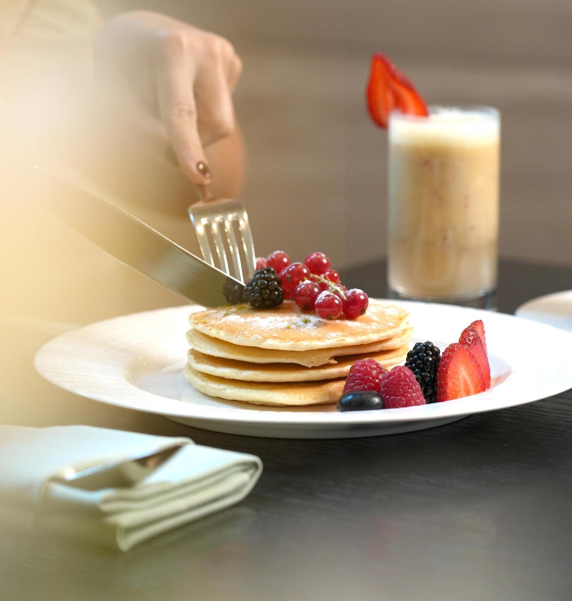 Fairmont Riyadh Riade Exterior foto A stack of pancakes with fruit