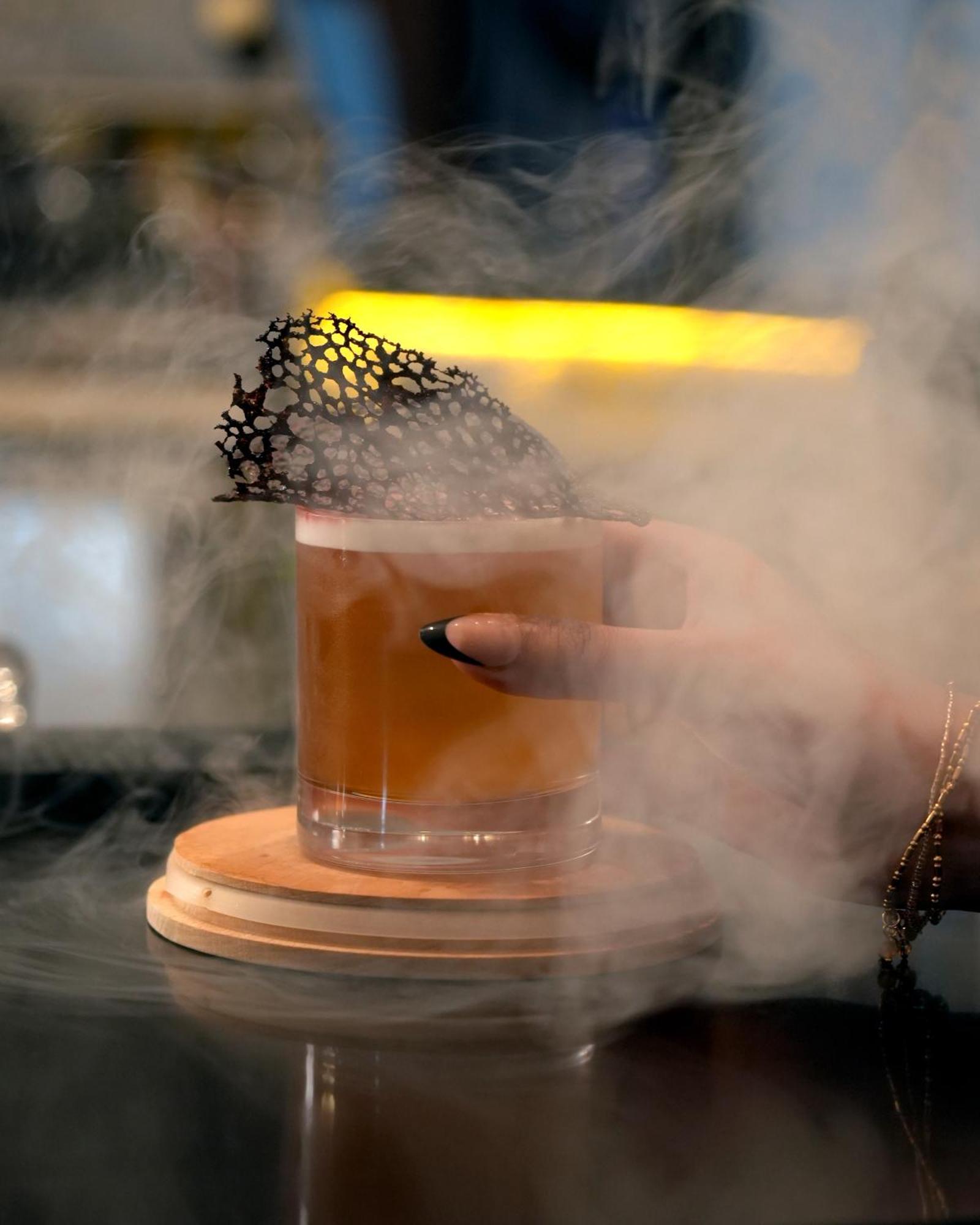 Fairmont Riyadh Riade Exterior foto A smoked Old Fashioned