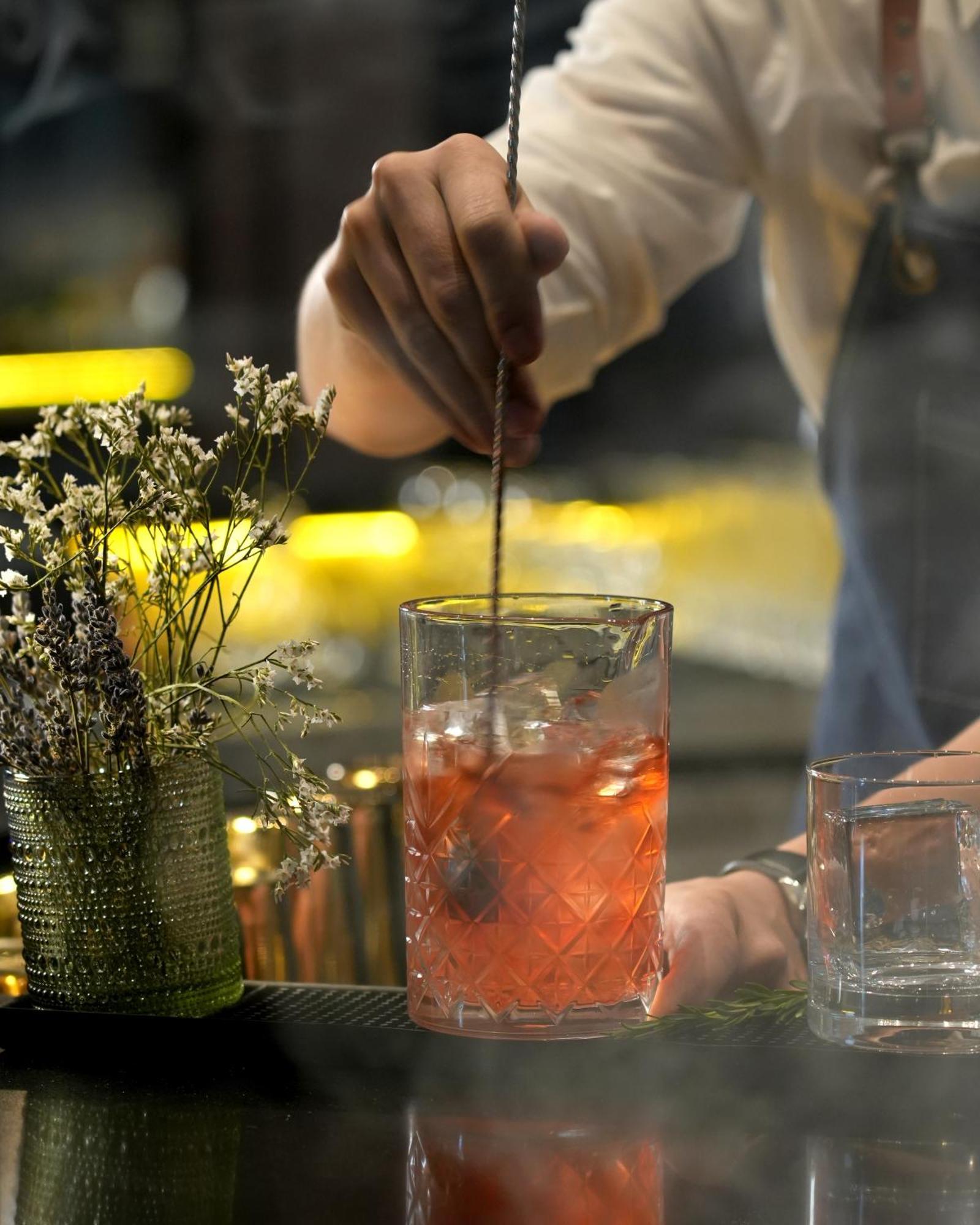 Fairmont Riyadh Riade Exterior foto A bartender stirring a cocktail