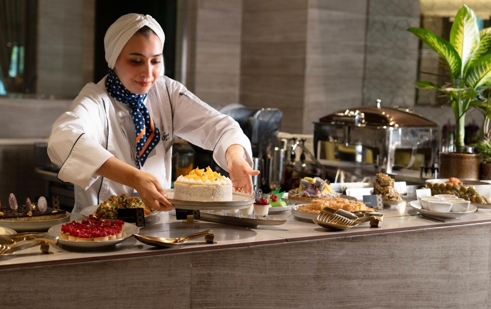 Fairmont Riyadh Riade Exterior foto A pastry chef at work