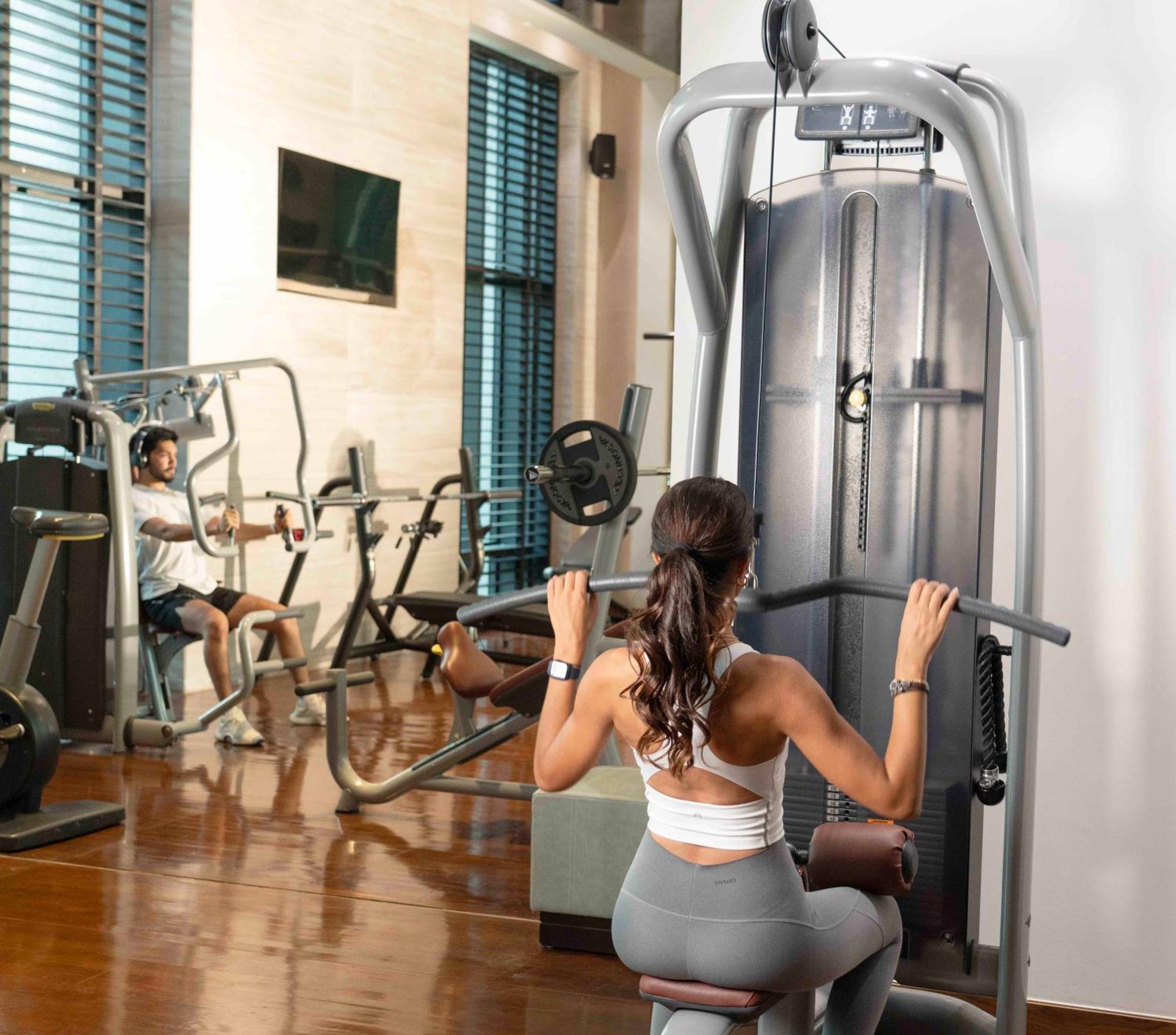 Fairmont Riyadh Riade Exterior foto A woman using a lat pulldown machine