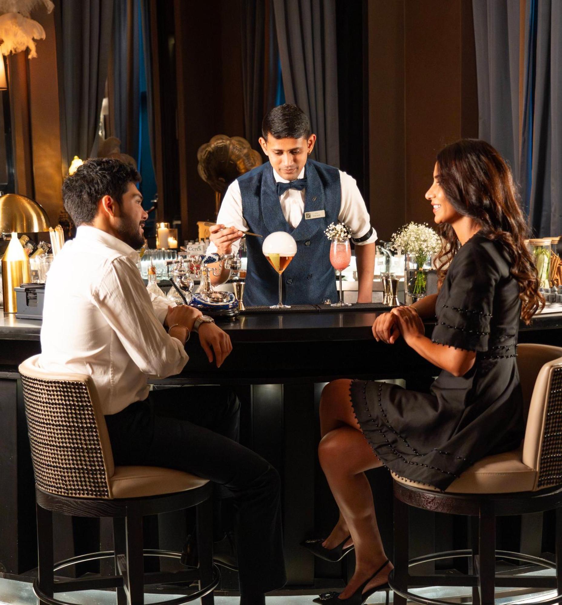 Fairmont Riyadh Riade Exterior foto A bartender serving drinks