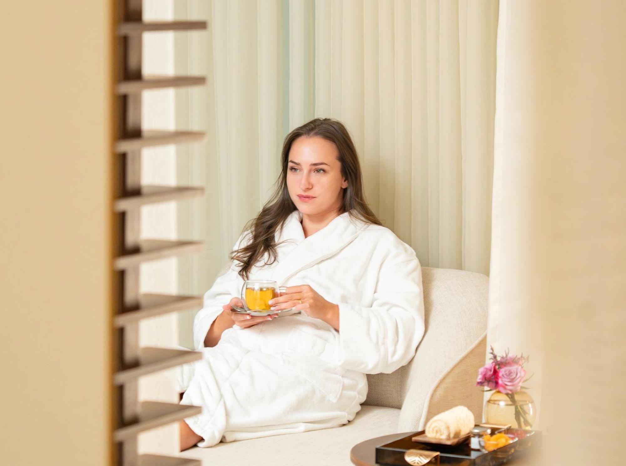 Fairmont Riyadh Riade Exterior foto A woman wearing a bathrobe