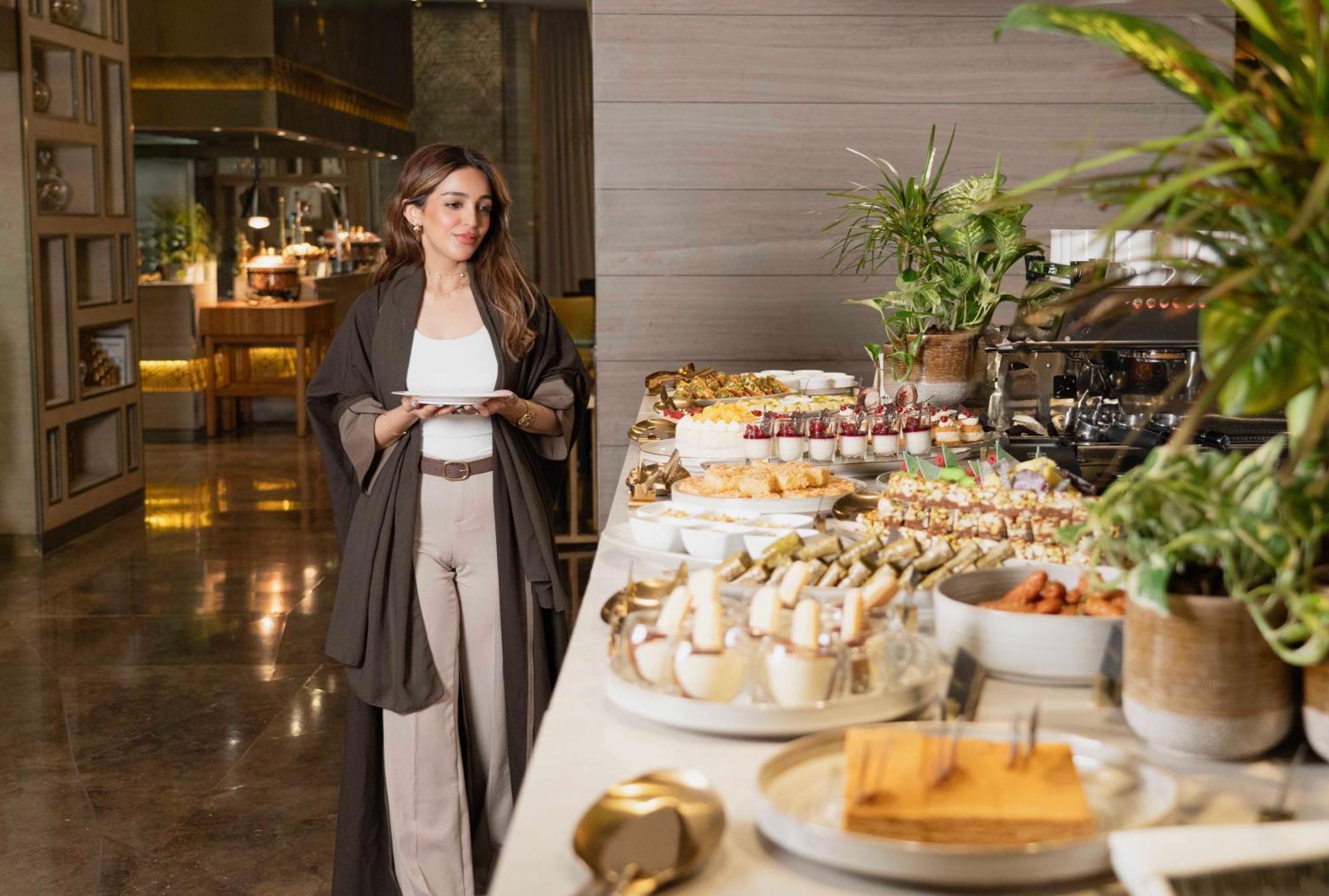 Fairmont Riyadh Riade Exterior foto A woman wearing an abaya
