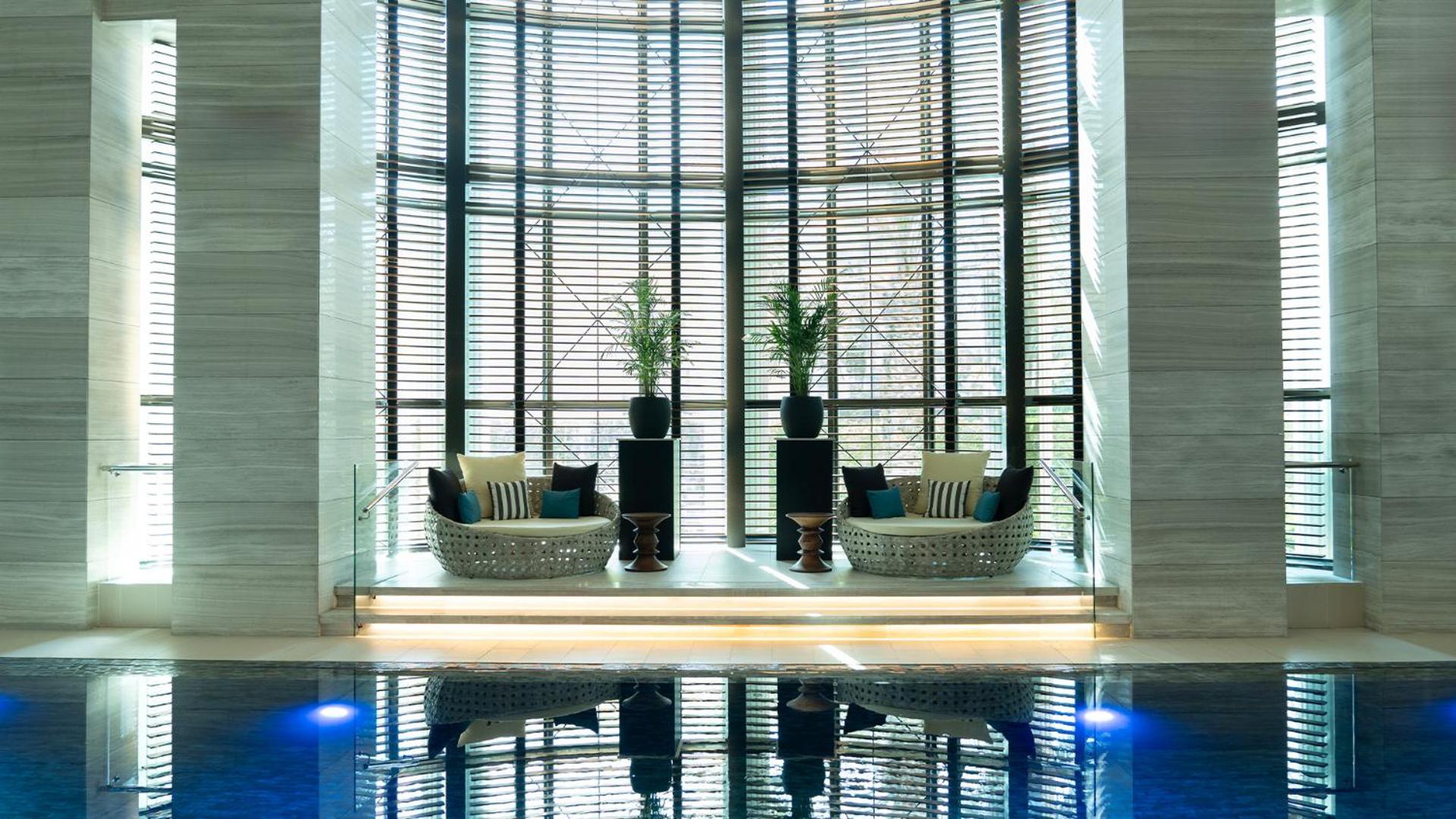 Fairmont Riyadh Riade Exterior foto The pool at the hotel