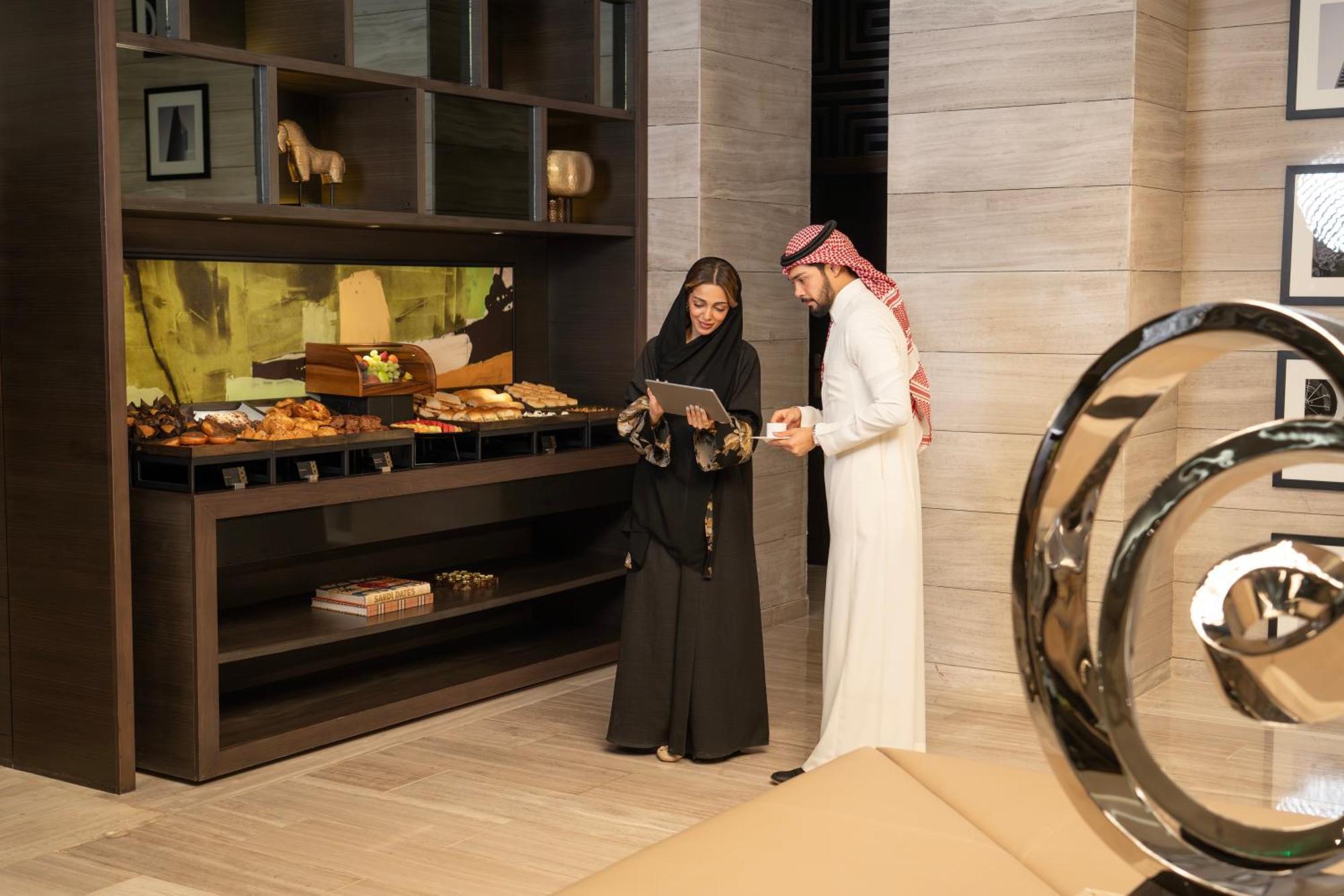 Fairmont Riyadh Riade Exterior foto A couple in traditional Arab clothing