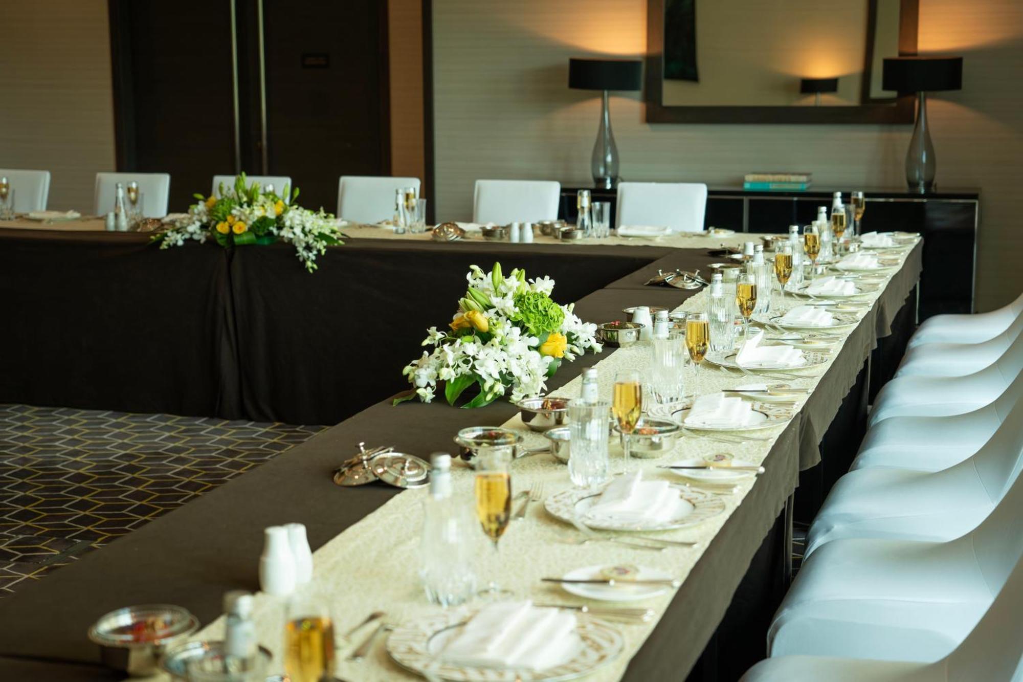 Fairmont Riyadh Riade Exterior foto A table set for a formal dinner